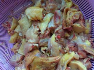 1、家庭版焖锅鸡肉,鸡肉剁成块，外面的焖锅一般选肉鸡，个人认为土鸡味道更好。