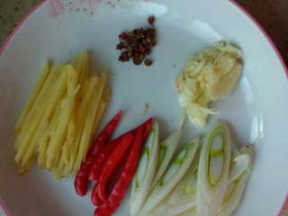 2、家庭版焖锅鸡肉,葱姜切丝，蒜瓣拍扁，小米辣四五个，喜欢吃辣的话可把小米辣切成圈