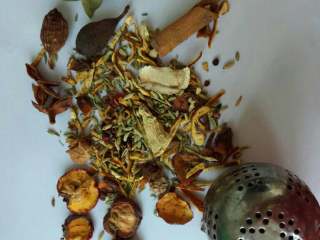 3、家庭版焖锅鸡肉,炖鸡料放入调料内备用，不要直接把调料放到锅里，这样影响口感。