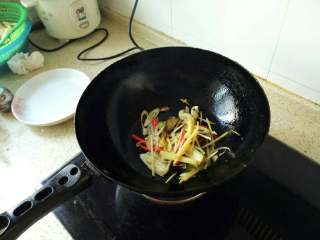 4、家庭版焖锅鸡肉,热锅内倒少许食用油，待油锅热，放少许花椒炸香，然后爆葱姜蒜，炒出香味。