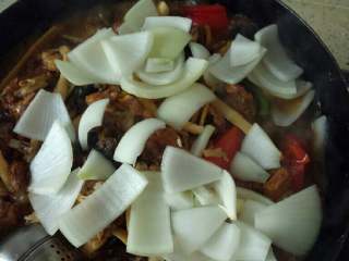 6、家庭版焖锅鸡肉,炖到差不多的时候，再倒入彩椒，洋葱焖。