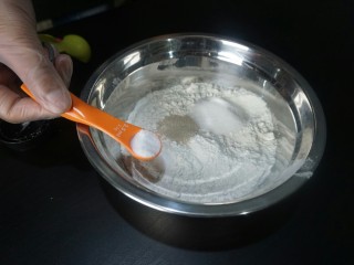 1、独家秘制香肠披萨,高筋面粉，糖，盐.酵母.放入盆中