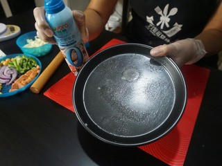 7、独家秘制香肠披萨,披萨盘，喷脱模油，