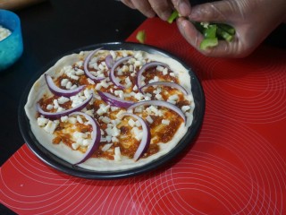 14、独家秘制香肠披萨,摆放好洋葱条。