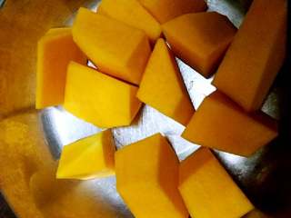 1、南瓜红枣发糕+#有个故事#,南瓜洗净切小块