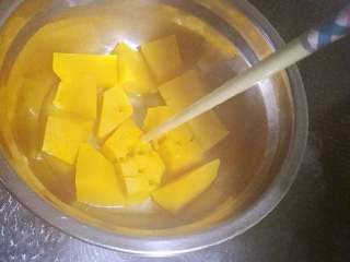 2、南瓜红枣发糕+#有个故事#,上锅蒸,蒸十几分种,用筷子试下熟没