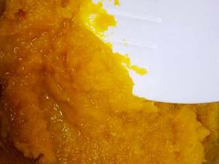 3、南瓜红枣发糕+#有个故事#,趁热捣泥