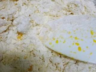 4、南瓜红枣发糕+#有个故事#,倒入称好的面粉,搅匀