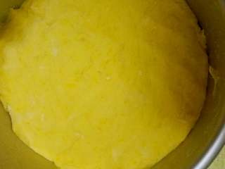 13、南瓜红枣发糕+#有个故事#,放入按压平整,再盖上,进行第二次发酵