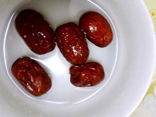 14、南瓜红枣发糕+#有个故事#,取几个红枣泡下