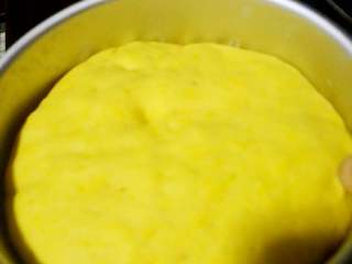 15、南瓜红枣发糕+#有个故事#,第二次发了20分钟,这个是发好的状态