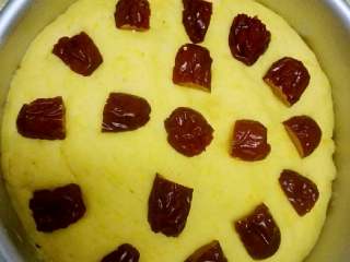 16、南瓜红枣发糕+#有个故事#,面上加红枣,也可以是葡萄干,枸杞子,蔓越莓干等