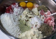 4、瑞典肉丸,加入调料，简单拌匀