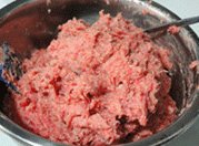 6、瑞典肉丸,用两个勺子沾水后，倒腾出丸子，再用手搓圆