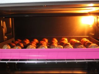 8、瑞典肉丸,烤箱预热200度，加热风，放进去后调为180度，中层，25-30分钟