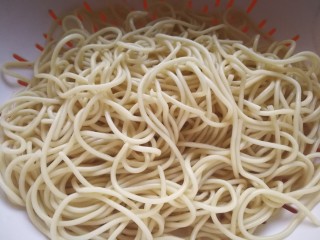 3、椒香葱油面,感觉面凉了，倒入漏篮把水滤干。