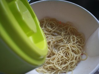 4、椒香葱油面,然后换冷开水浸泡冲洗一下。