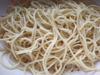 5、椒香葱油面,再次滤干水份