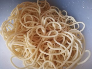 6、椒香葱油面,将面倒入略大的碗或者小盆中