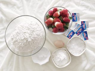 1、家庭版草莓派,食材准备：中筋面粉90克 玉米淀粉10克 黄油60克 草莓200克 食盐10克 白砂糖20克 鸡蛋1个