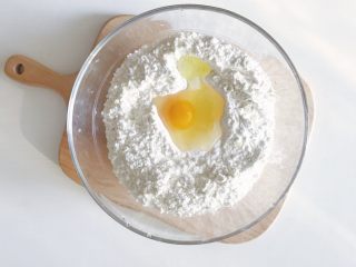 2、家庭版草莓派,食材处理：面粉中打入一个鸡蛋
