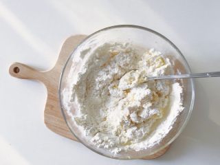 6、家庭版草莓派,将所有食材混合搅拌均匀