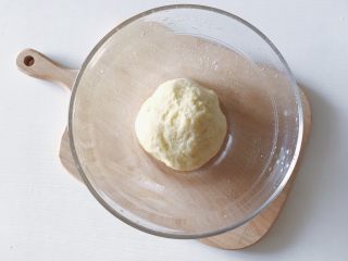 7、家庭版草莓派,揉搓成面团后放入冰箱冷藏一个小时