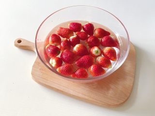8、家庭版草莓派,草莓去蒂用盐水浸泡半个小时后洗干净
