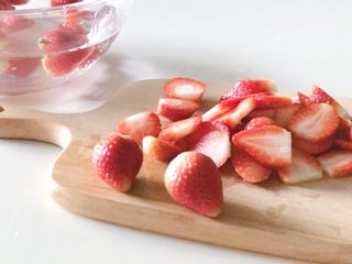 9、家庭版草莓派,切成大片备用