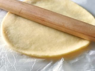 14、家庭版草莓派,冷藏好的面团 用擀面杖擀成圆薄片