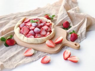 18、家庭版草莓派,烤好的草莓派 表面撒上一层糖霜