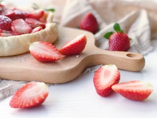 21、家庭版草莓派,现在的草莓刚刚上市 比较脆而不那么甜 做出来的派自然就偏酸 如果不能接受这个酸度 可以等草莓大量上市的时候试一试 