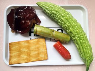 1、#苦味#凉拌五味苦瓜,准备材料如图。