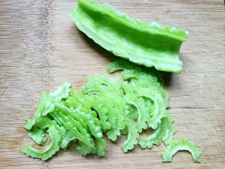 2、#苦味#凉拌五味苦瓜,将苦瓜挖去内瓤并切薄片。