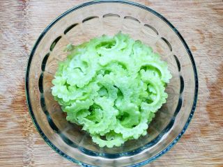 3、#苦味#凉拌五味苦瓜,然后加适量盐拌匀腌制一会。