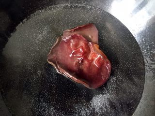 4、#苦味#凉拌五味苦瓜,水烧开放入木耳煮三分钟。