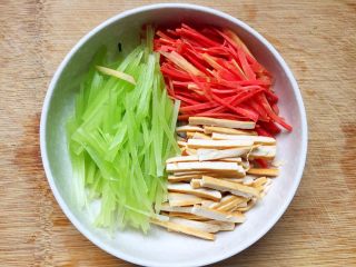 5、#苦味#凉拌五味苦瓜,将莴苣、胡萝卜、豆腐干切成丝备用。