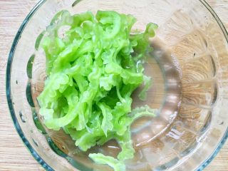 6、#苦味#凉拌五味苦瓜,苦瓜冲洗几次挤干水分。