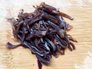 7、#苦味#凉拌五味苦瓜,将晾凉的木耳切丝。