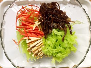 8、#苦味#凉拌五味苦瓜,将所有食材放入大碗中。