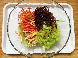 9、#苦味#凉拌五味苦瓜,加入适量生抽、醋、熟的食用油、花椒油、白糖拌匀。