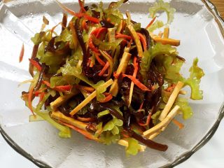 10、#苦味#凉拌五味苦瓜,拌匀放置5分钟入味即可装盘。