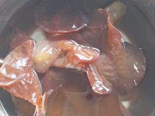 6、砂锅水煮肉片,木耳提前泡发