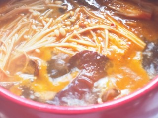 13、砂锅水煮肉片,再加入木耳，金针菇 煮开