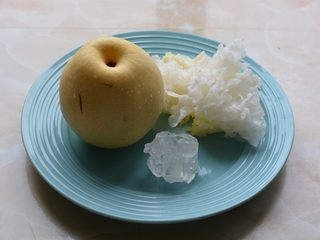1、冰糖雪梨,准备材料​，雪梨切成小块