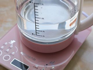 2、冰糖雪梨,九阳养生壶里加入清水