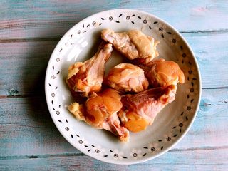 1、猴头菇煲鸡汤,鸡前腿肉。