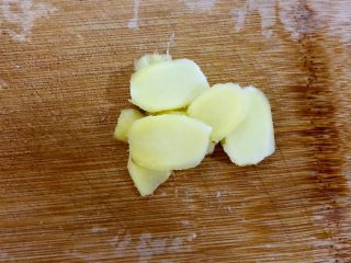 4、猴头菇煲鸡汤,姜切片。