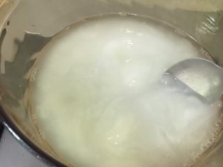 4、凉糕,再倒回锅里沸水里小火熬煮，期间需要不停地搅拌防止粘锅。