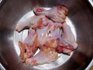 1、可乐鸡翅根 带给你不一样的吃鸡感受,用半勺盐、小半勺白胡椒粉和1勺生抽抓匀,腌制半小时,翅根的肉还是比较多的,多腌制一会儿入味。